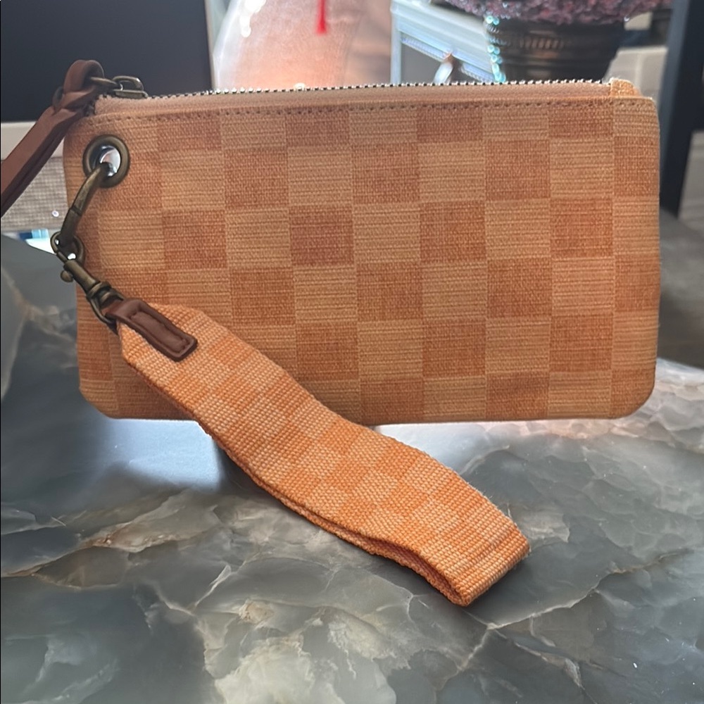 Universal Thread Checkered Tan Wristlet Never used